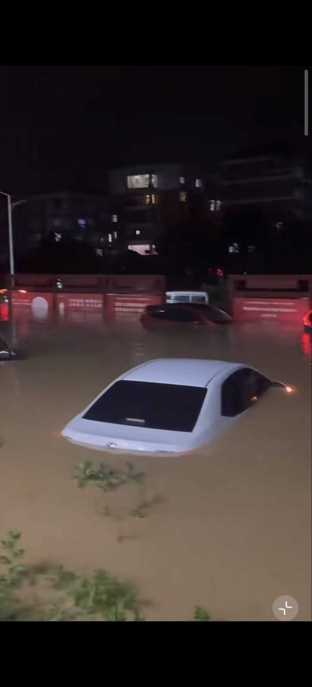 泉州暴雨，部分路段积水内涝，有汽车在水里漂 ​​​