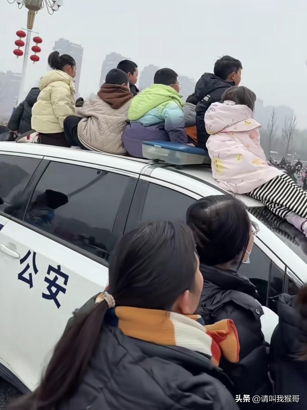 这是一位网友在当地举办元宵节活动时拍下的场景，一辆警车停在路边，几名警察在附近执