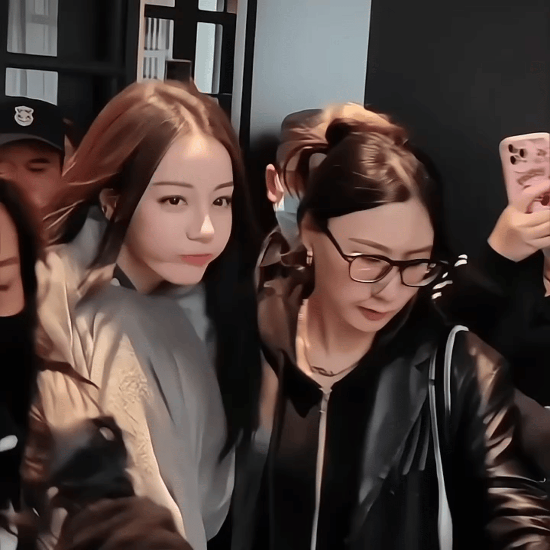 #迪丽热巴裹毛毯上班#嘟嘴的热巴好可爱呀[爱慕]裹个毛毯都惊艳~[哇]​​​