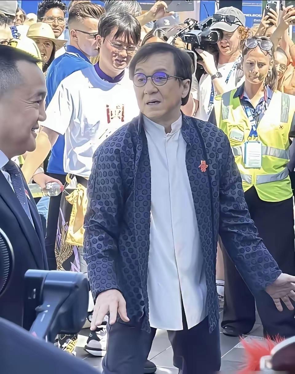 成龙大哥不管在哪里，都会有很多粉丝围观