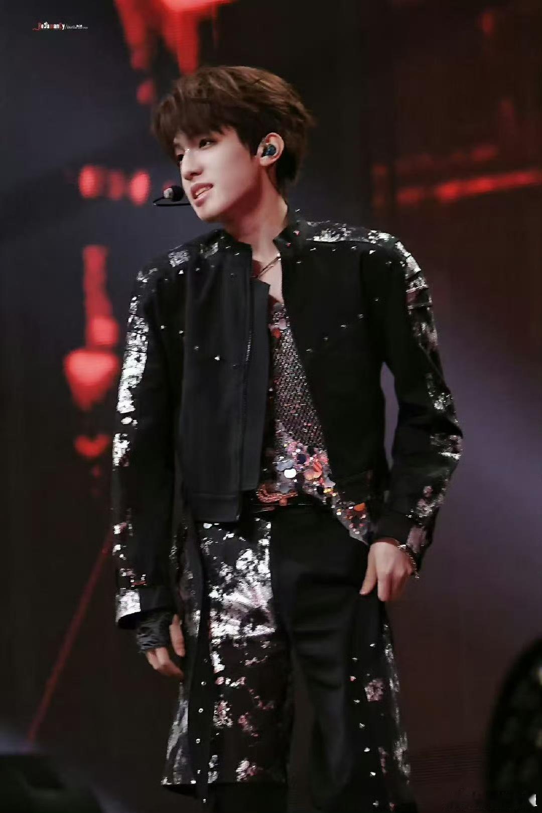 张泽禹脱外套   果然不只是我一个人会非常喜欢看到张泽禹在新音音乐会带来的精彩舞