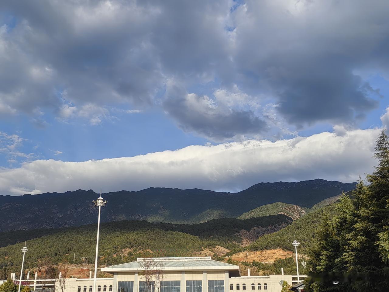 上传一张你手机里天空的照片吧山托着天，天揽着山，层次分明，云卷云舒！
