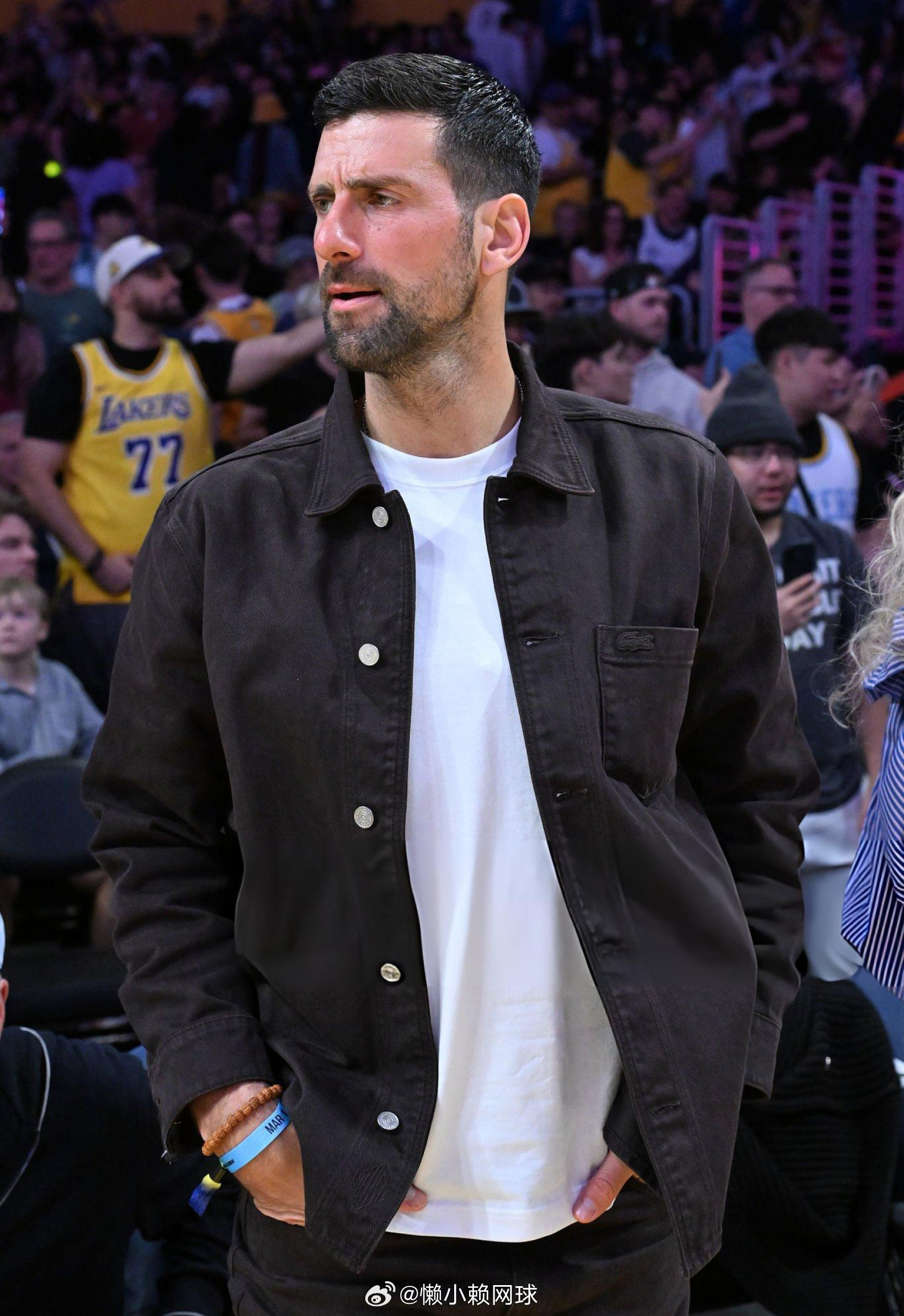 德约科维奇观战NBA比赛！！德约科维奇观战湖人比赛体育大拜年