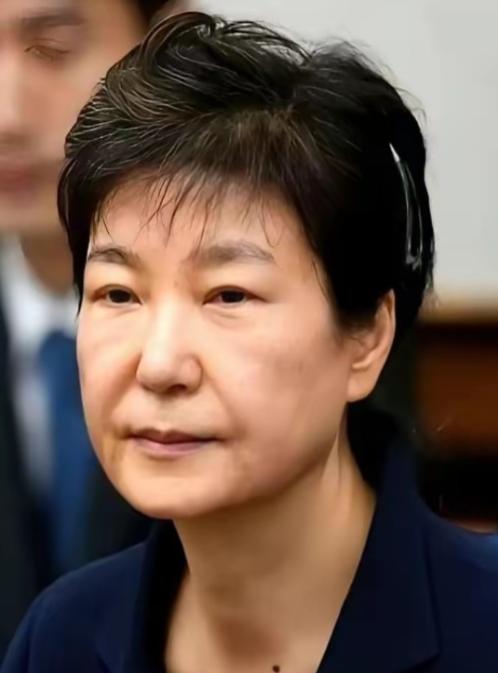 韩国政坛，真是杀疯了。
 
尹锡悦刚被法院一审判了无期徒刑，同一天，74岁的朴槿