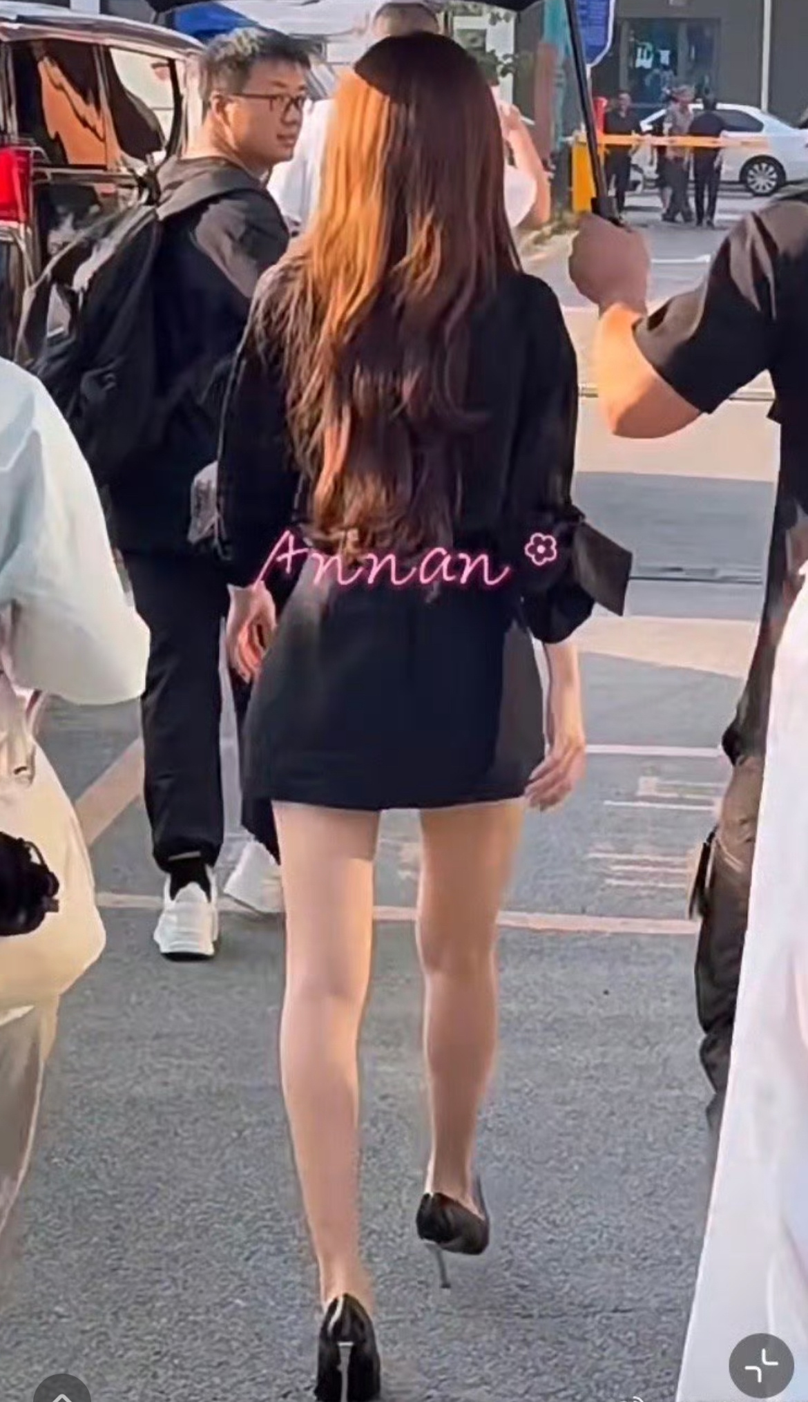 赵露思的腿永远是个谜一会儿粗一会儿细但是也抵不住她的美貌[亲亲][亲亲] ​​​