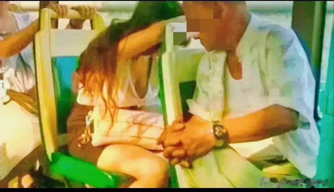 老爷子坐在公交车上目光执着，非常投入，结果坐过了好几站，自己却是浑然不觉！老话说