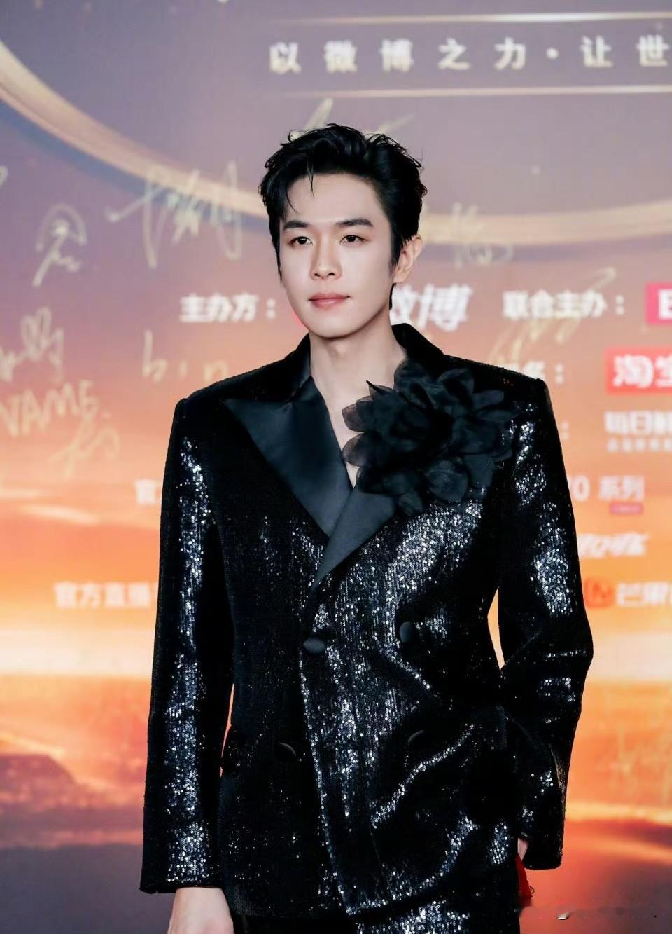 张若昀有点儿郁闷
他怎么也想不明白自己怎么这么精准
他的新剧《千里江山图》由新丽