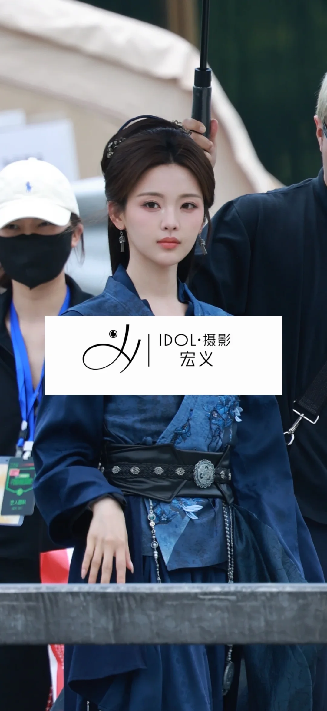 杨超越上班两次打招呼对视全程41秒还有回眸