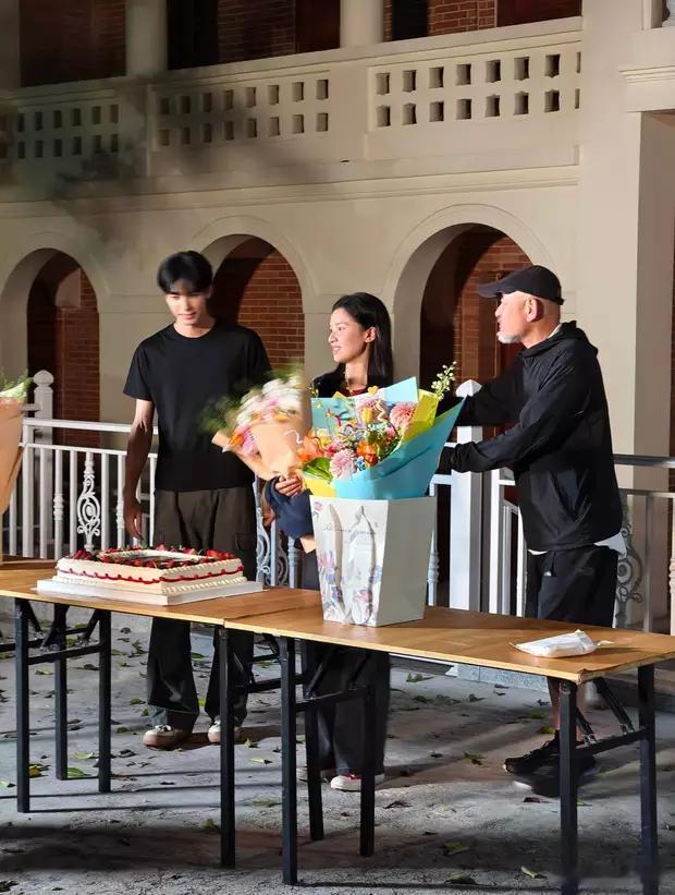 分享娱乐[超话]分享娱乐 张婧仪与宋威龙主演的电视剧杀青，两人和剧组工作人员庆祝