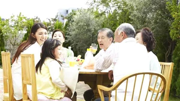 河南婆婆火了对媳妇好！
在这个快节奏、充满压力的时代，家庭的温暖与和谐仿佛变得越