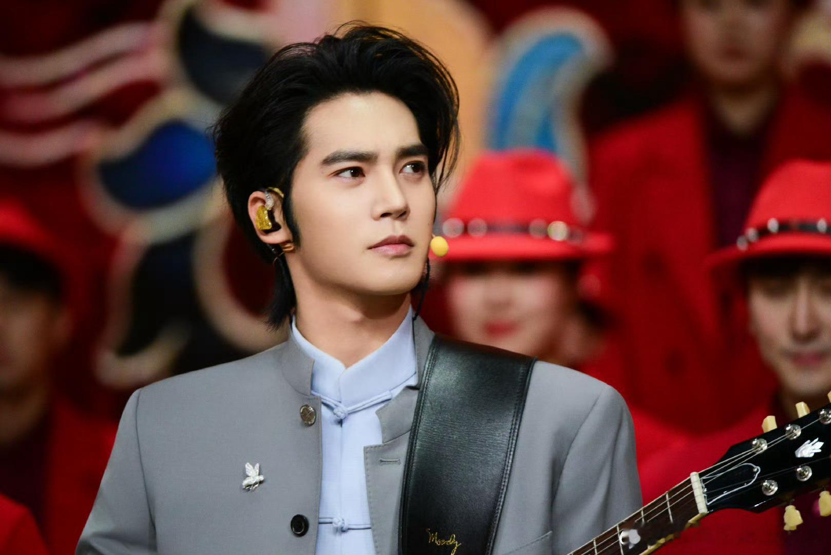 辽宁春晚于适骑马出场马年开泰！于适携“平安赢赢”创春晚真马首秀，西装策马帅炸全场