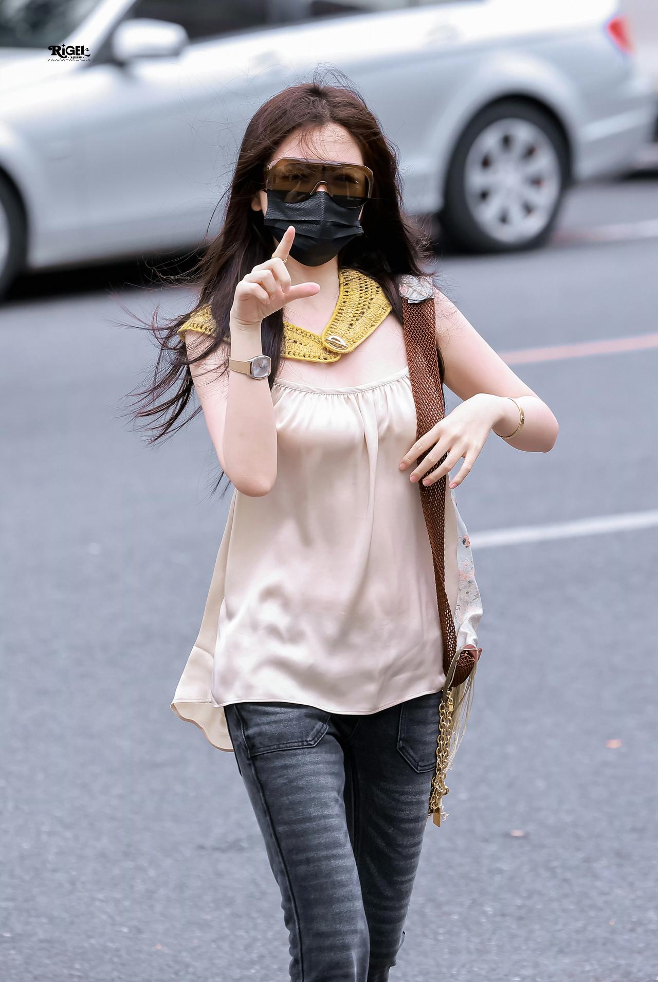 我靠。。。女神肩膀上的披肩是Chloe的草帽
此女太会了🥹！！真的很好看啊！！