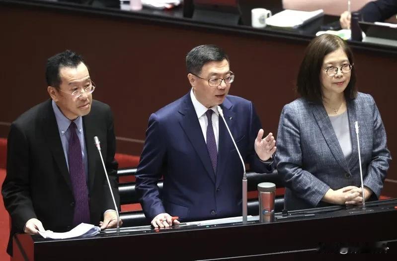 台湾海巡和海军吵起来了
昨天，台湾立法机构举行质询会，台湾防务部门说，24海里以