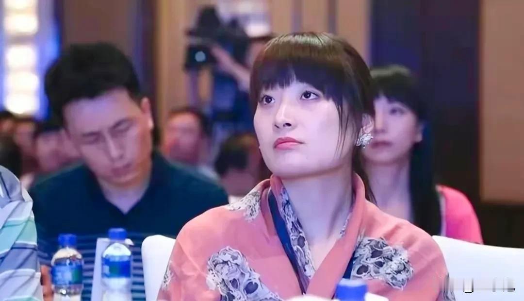 女儿女强人时代开启！赌王接班人何超琼，华为接班人孟晚舟，哇哈哈接班人宗馥莉。
宗