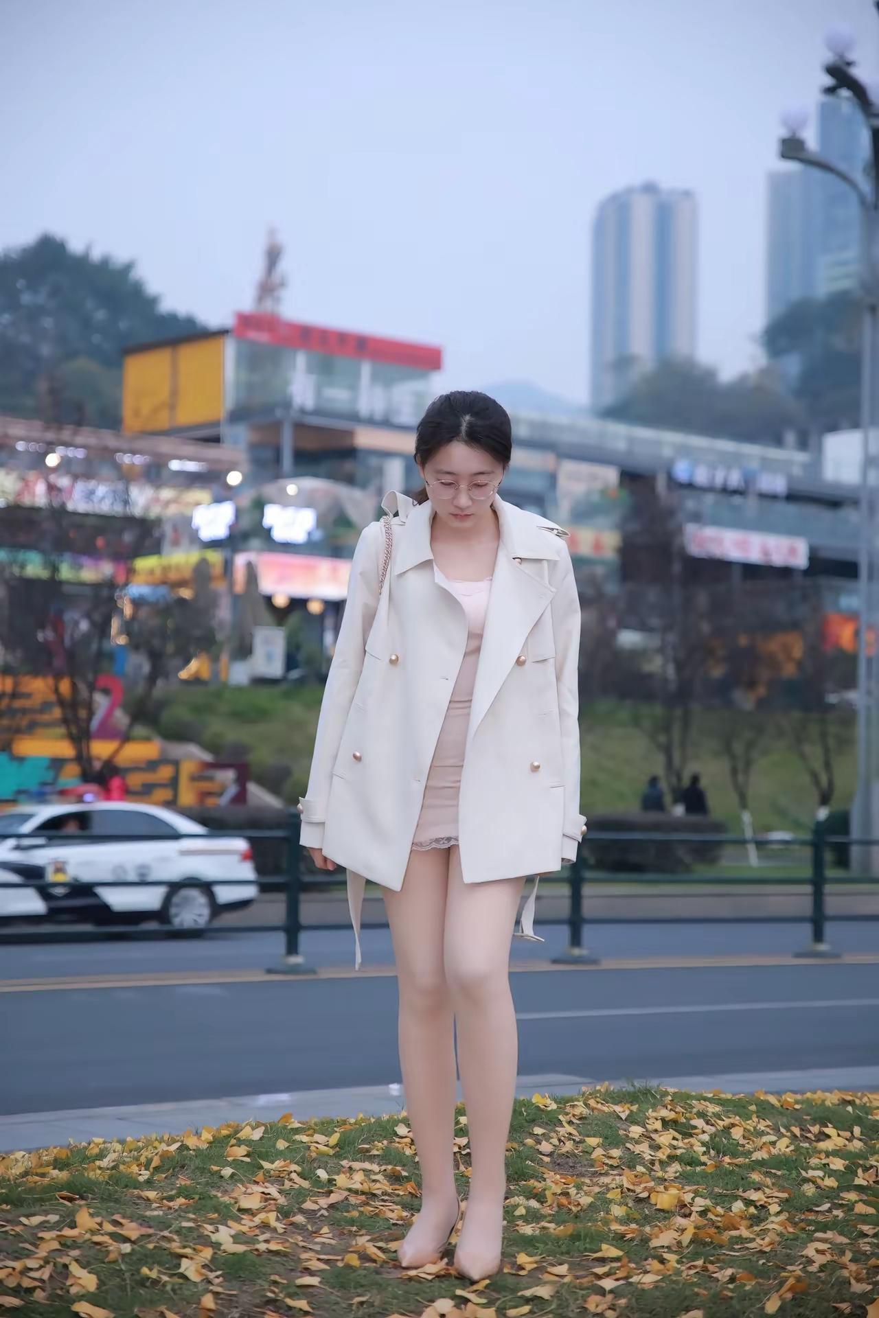 时尚穿搭，感受都市的繁华与宁静。