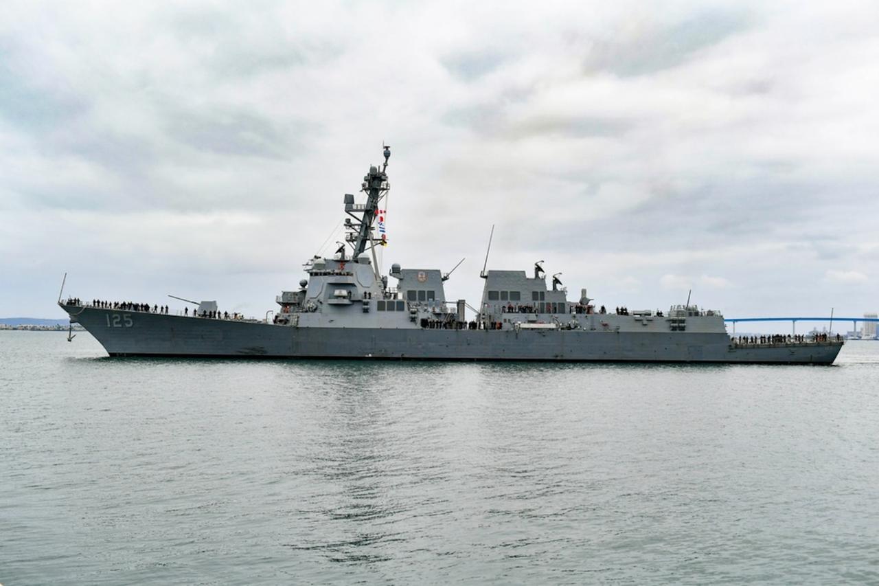 美国海军首艘阿利·伯克级驱逐舰“杰克·H·卢卡斯”号（DDG 125）正式服役。