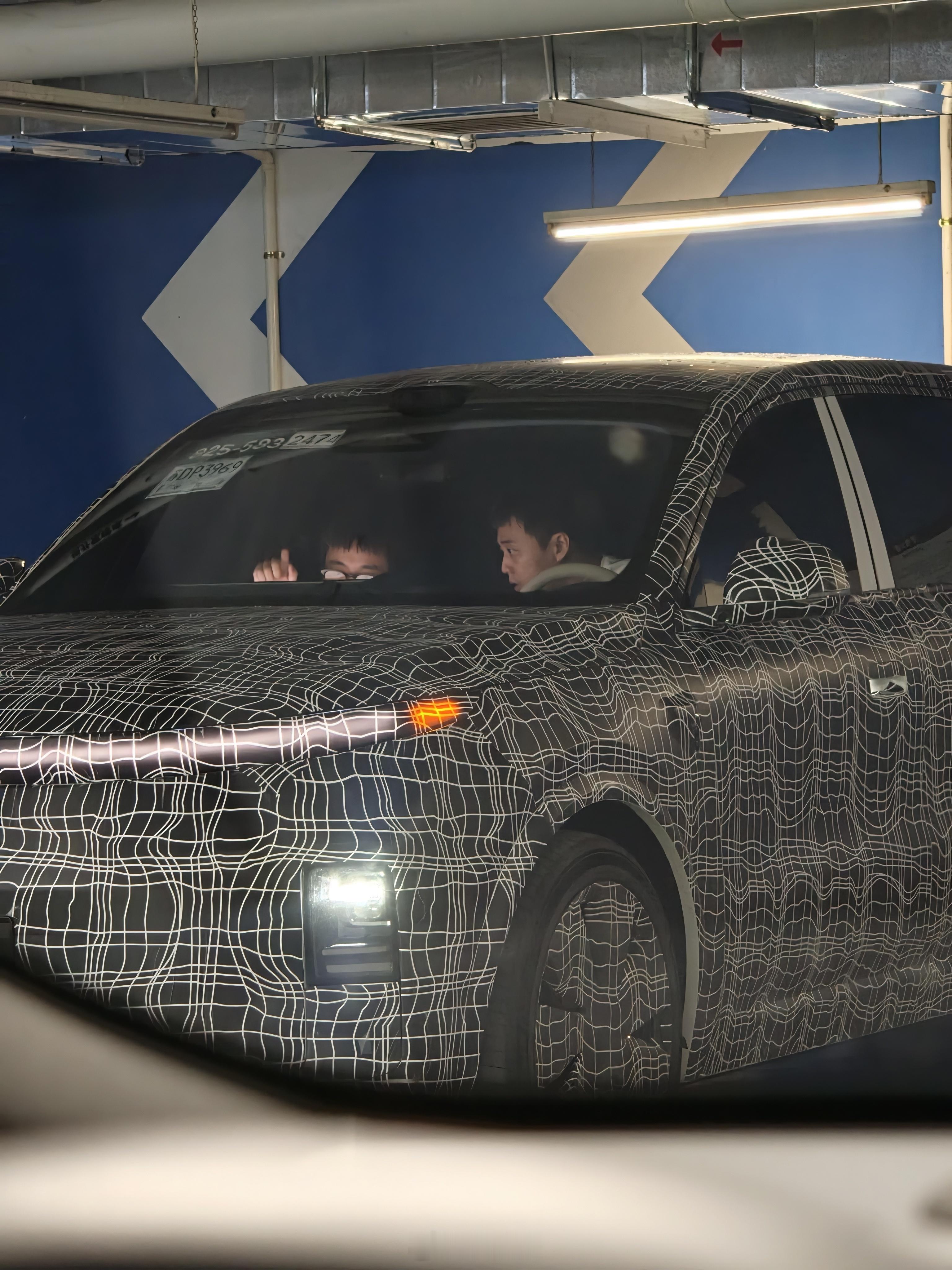 伪装了，但又没有伪装。这是什么车，好难猜，我很想要它的22寸轮毂装到我的车上。 