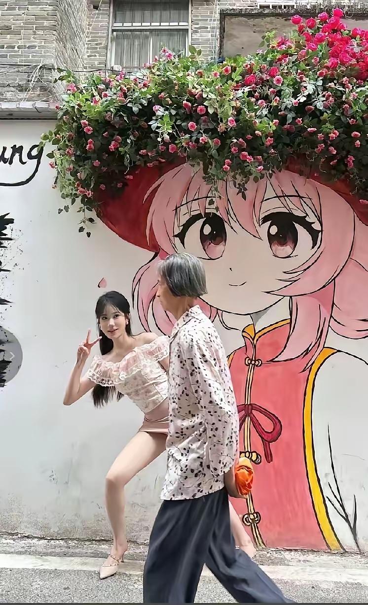 看到此情此景如此活力满满的年轻人，老奶奶可能想到了曾经的自己！
不知道图中的姑娘