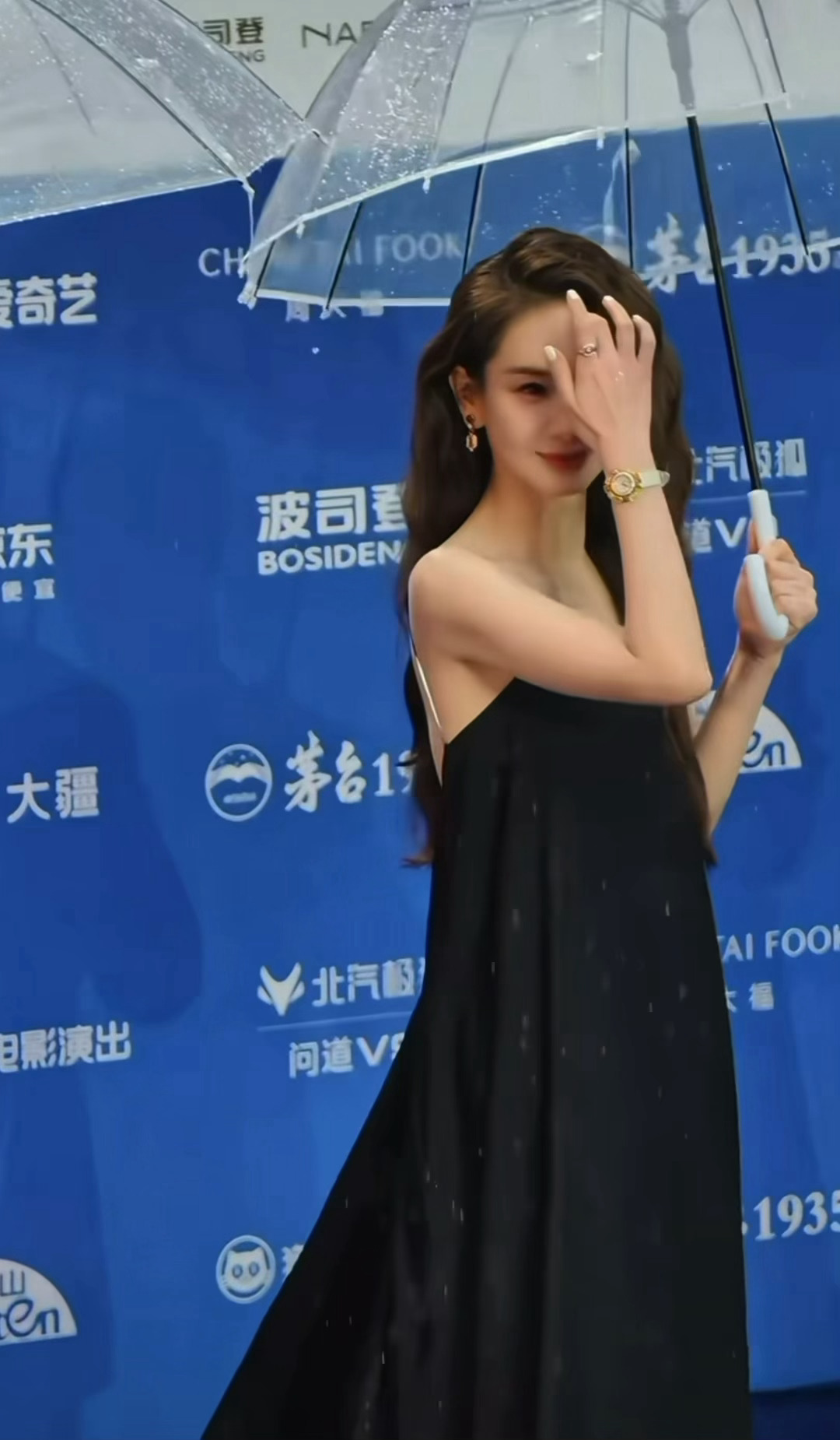 戚薇下班就去拔个火罐戚薇下班去拔火罐刚惊艳完电影节开幕式 转头就喊着要去拔火罐 