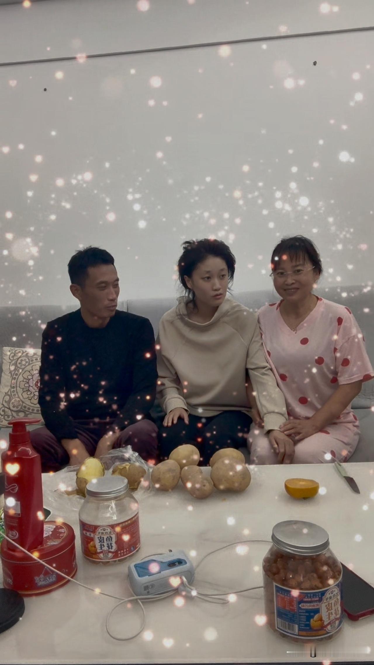 菲儿马上19周了，19年来我们三个没同框过，说出来估计没人信！今天算是同框啦😄
