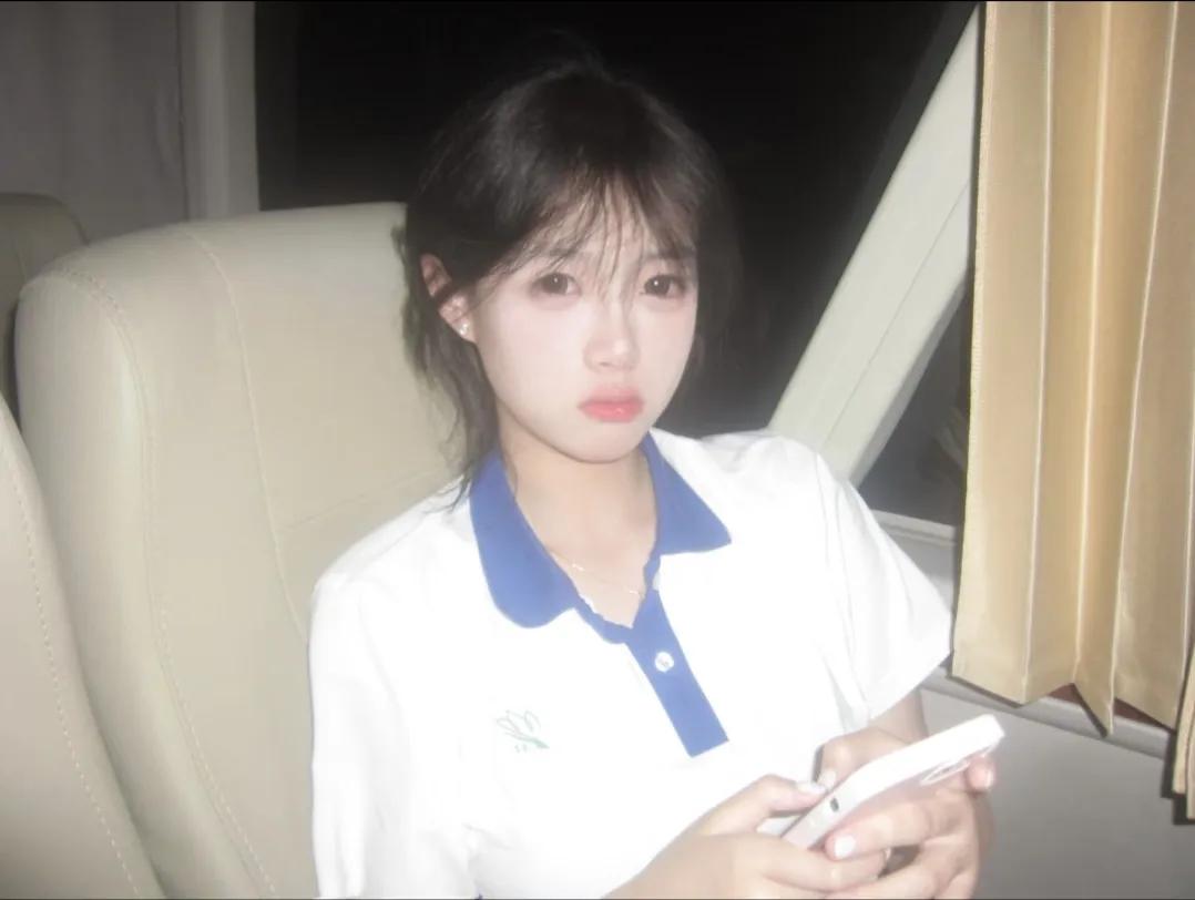 不知道怎么办了？
昨晚11点多，
在住校的高二女儿突然打电话说:
想请假回来休息