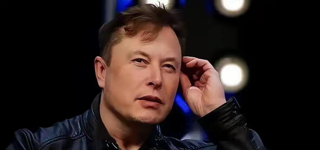 说实话，我看完马斯克那段话，第一反应是：这人又在带节奏了。

他原话说西方不搞电