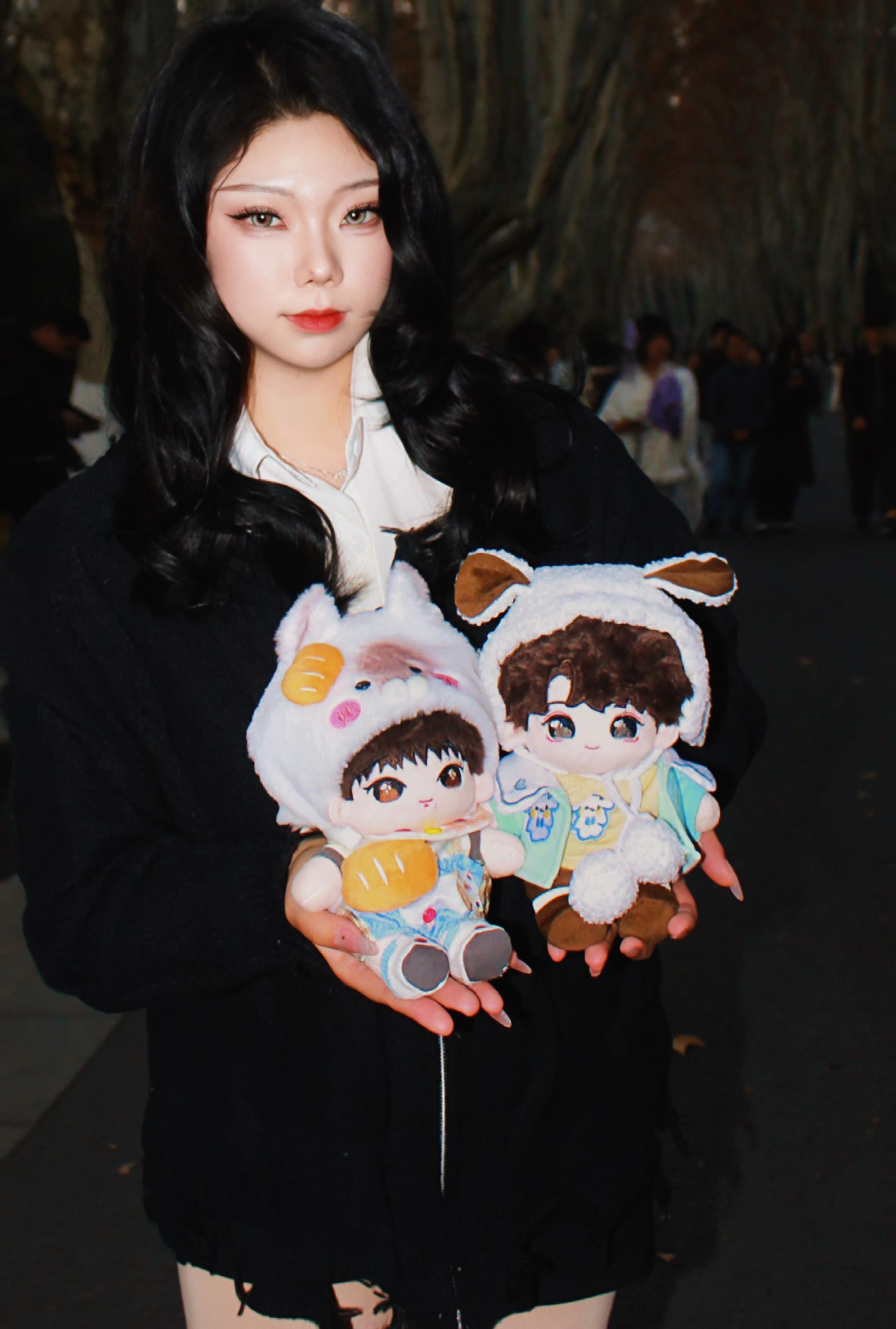 今天在路上和娃娃拍照 路过一个阿姨问我这俩娃娃是谁 我说是杨博文和王橹...