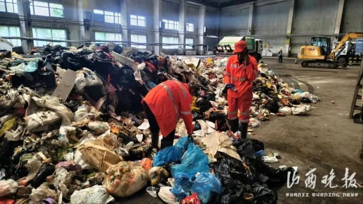 大同多方回应“两环卫工从8吨垃圾中找回手表”：是游客打投诉电