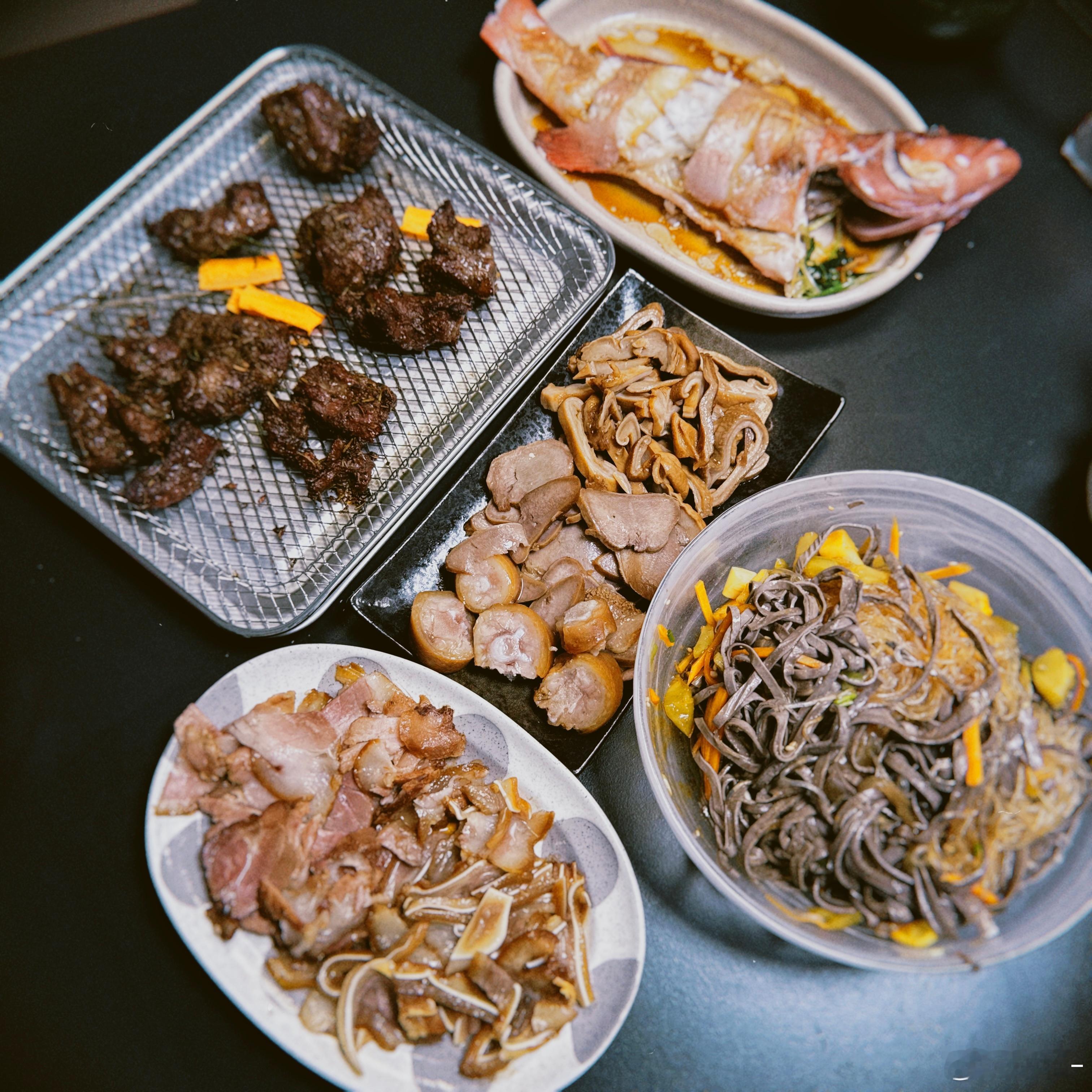 五一过去4天做了三天饭…没做饭的那天大清早就去扎寨露营一天打两份工……咖啡喝两杯