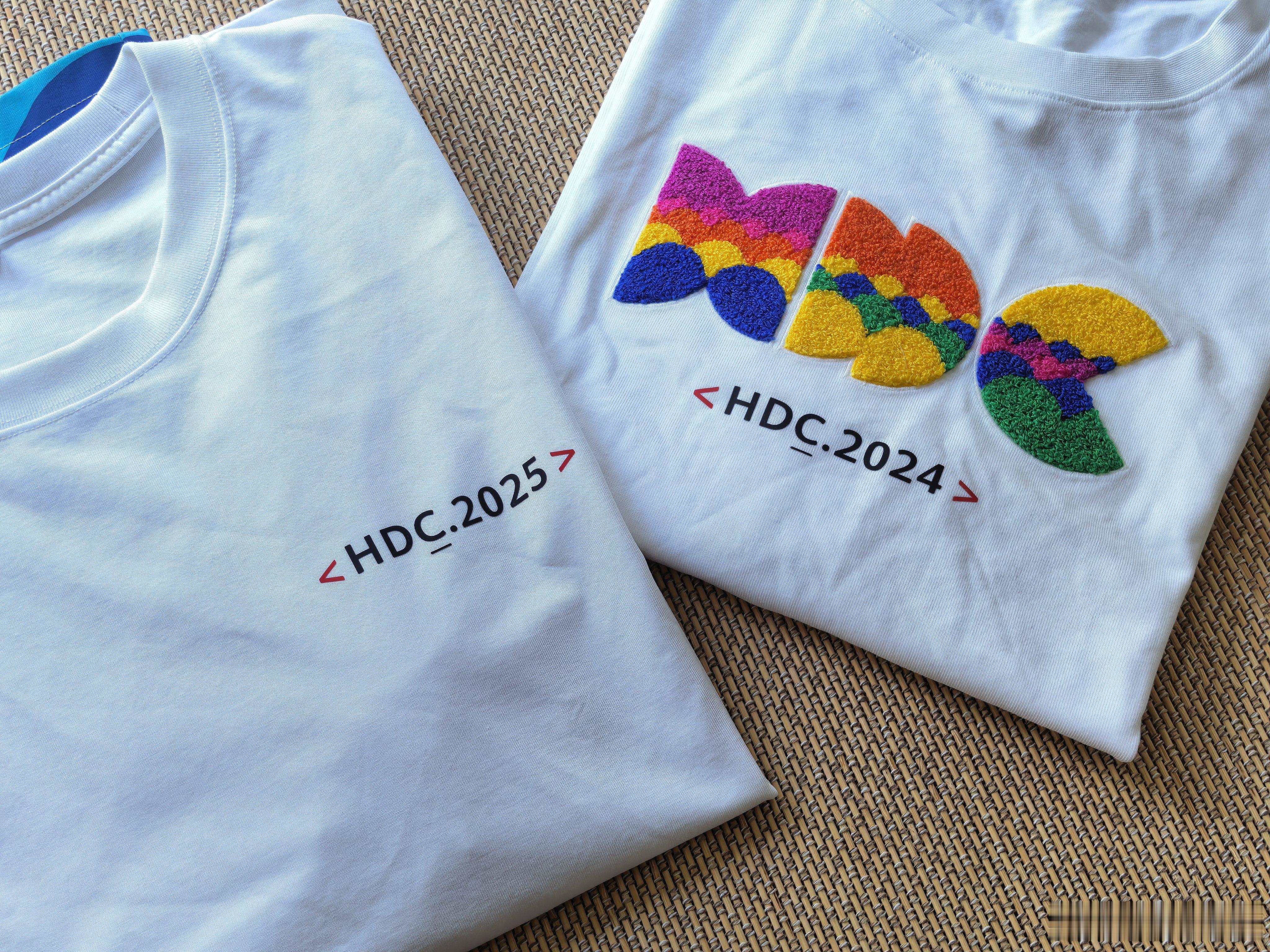 华为HDC2024、2025送的T恤，一晃眼马上华为开发者大会2026也要来了~