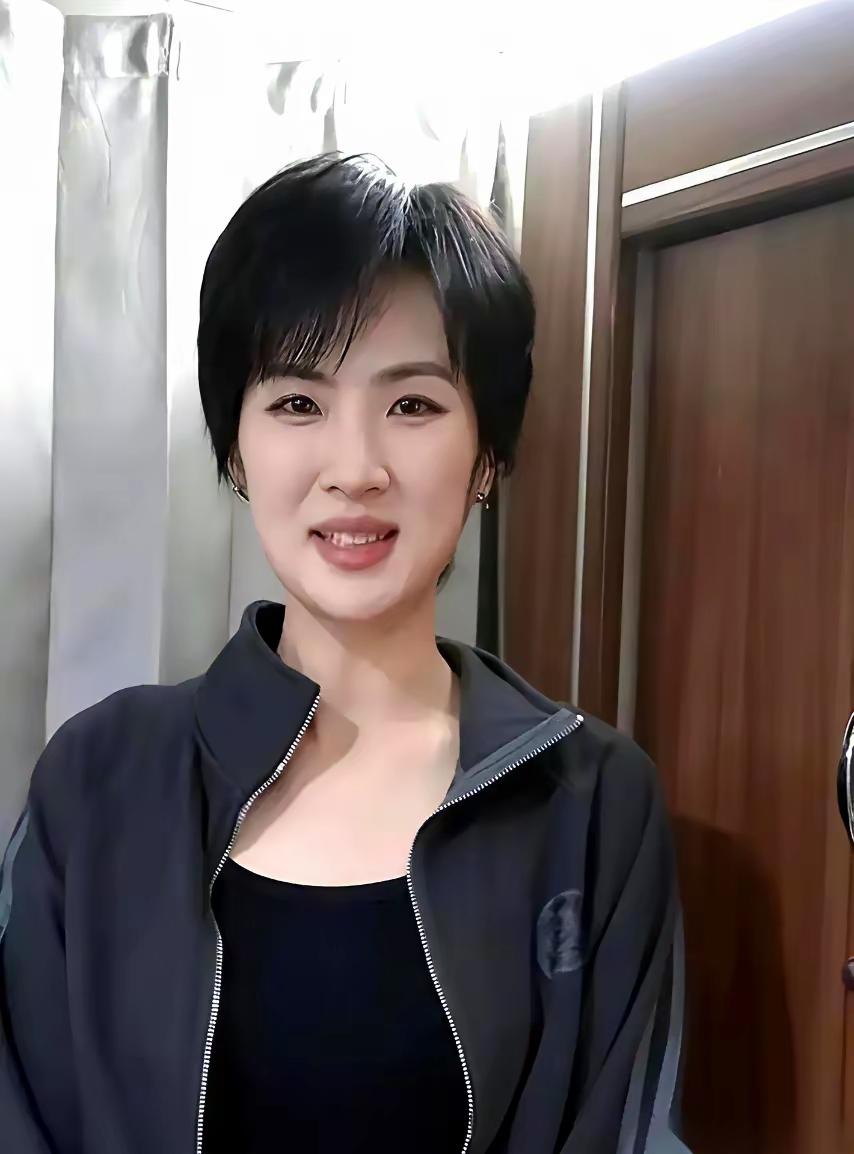 娱乐圈最近有个特逗的现象——“富二代人设”快绝迹了。
 
这事说起来，还得从姚安