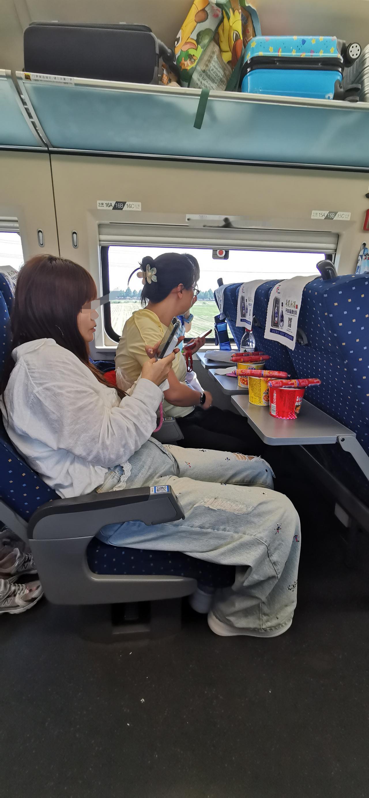 高铁上的六个人两台大戏！
   昨天乘坐高铁出差，还是买的静音车厢。从北戴河一上