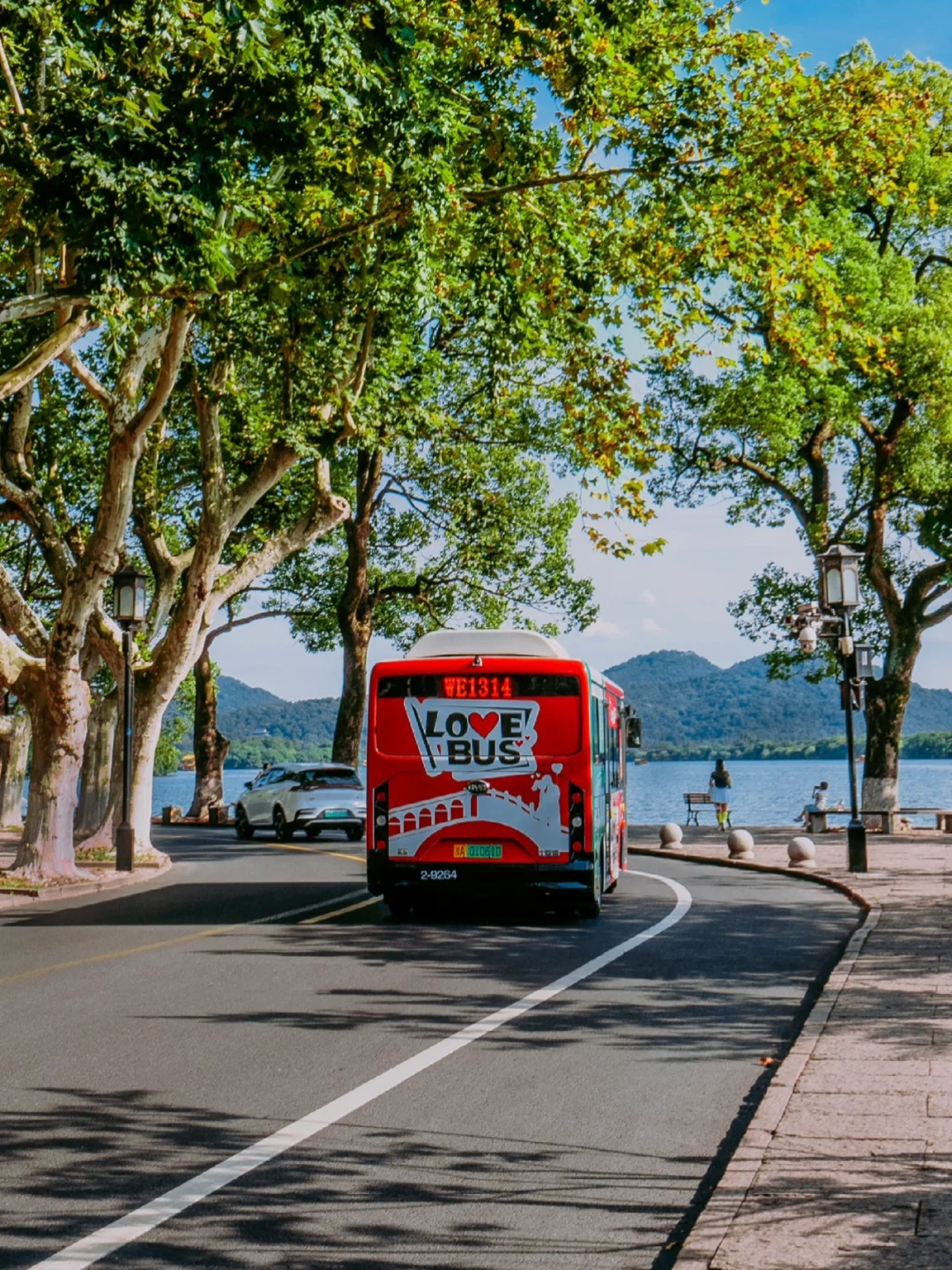 我竟然在西湖这个拐角拍到了最浪漫的公交车