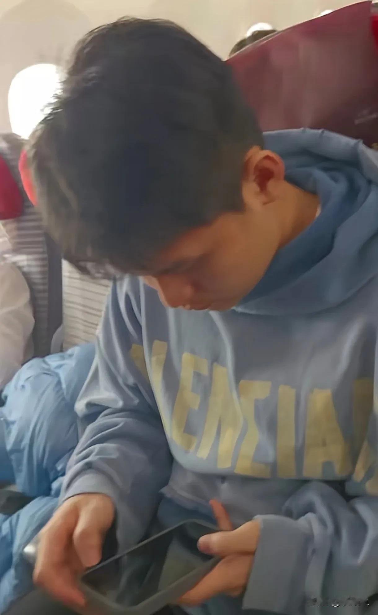 亚洲杯结束后，国乒乘机飞北京，他们做的还是经济舱，前后看着很拥挤！
看到有人拍摄