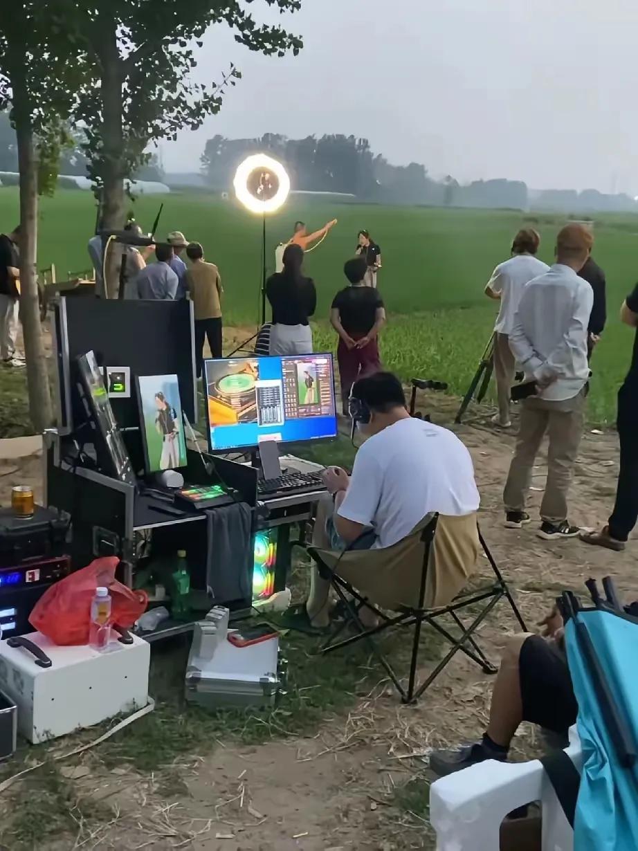 这就是现在的主播，看着只一个人，其实背后都是一个团队，几十人服务一人。
不容易呀