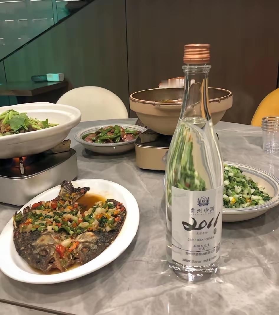 几个老朋友小聚，没点什么山珍海味，一条香煎鱼、几个小炒、一个热煲，开了瓶贵州珍酒
