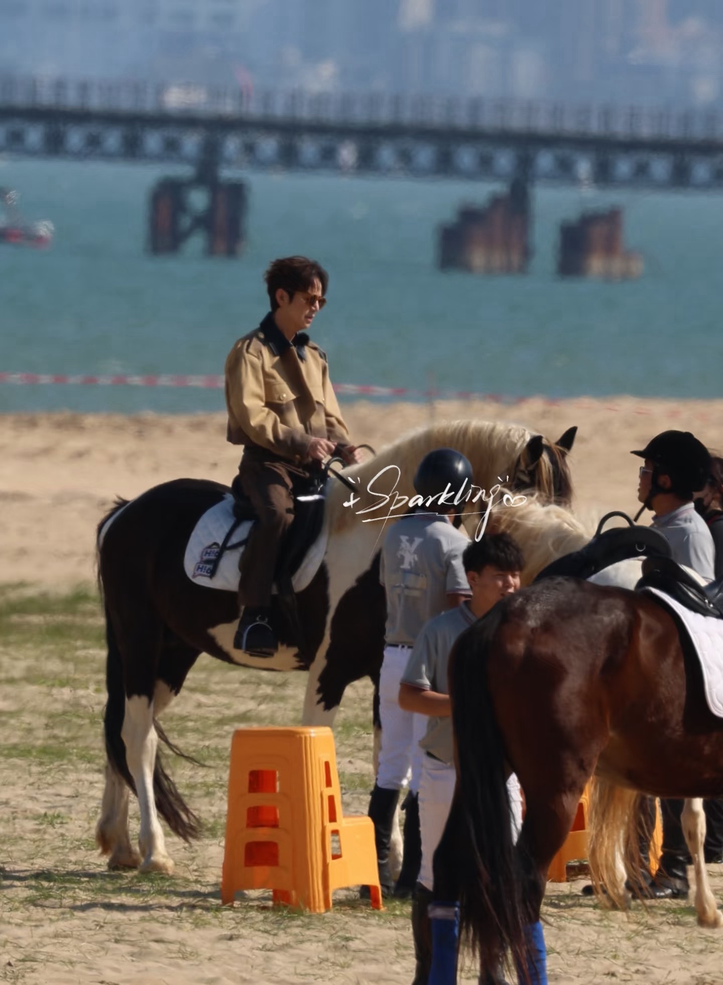 何炅海边骑马也算休息了一下何老师海边骑马这段儿有种岁月静好的感觉～