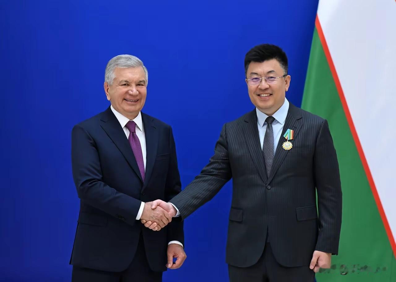 乌兹别克斯坦把国家级“友谊勋章”颁给了比亚迪中亚及高加索地区的总经理曹爽。