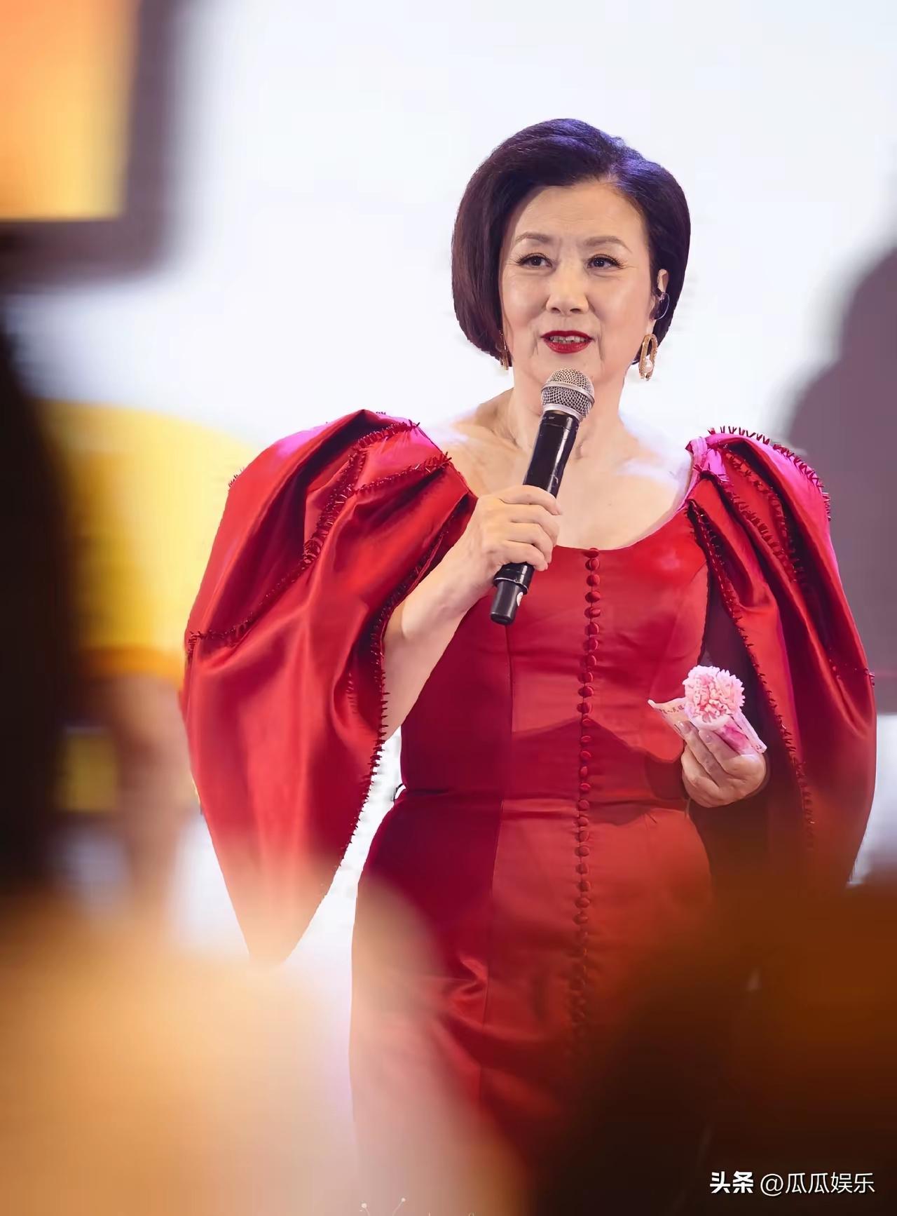 汪明荃
素颜和化妆后的感觉天壤地别