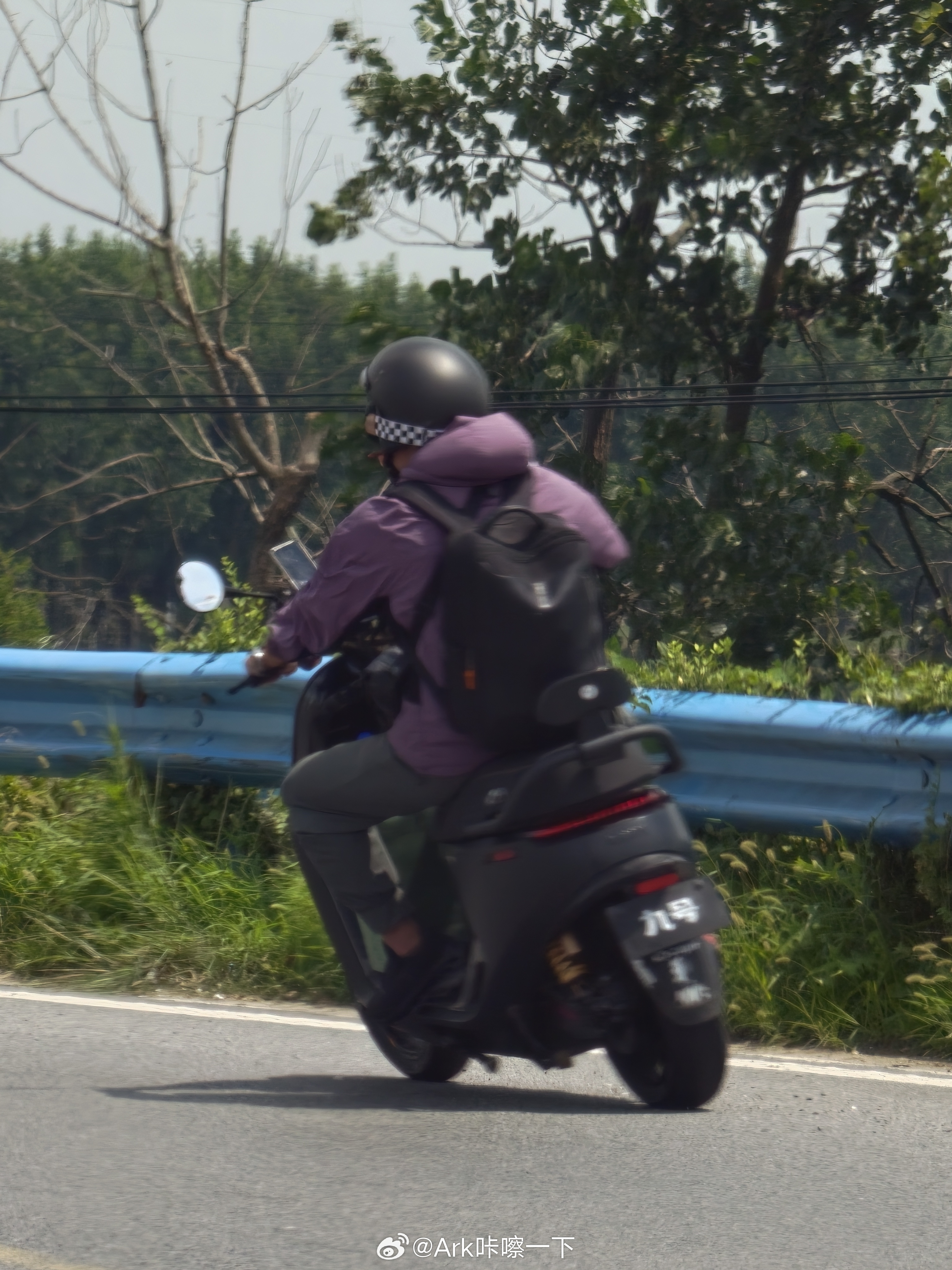 九号这电瓶车跑得是真快，我前面的车估计有80码，这家伙窜一下就从外车道超过去了，