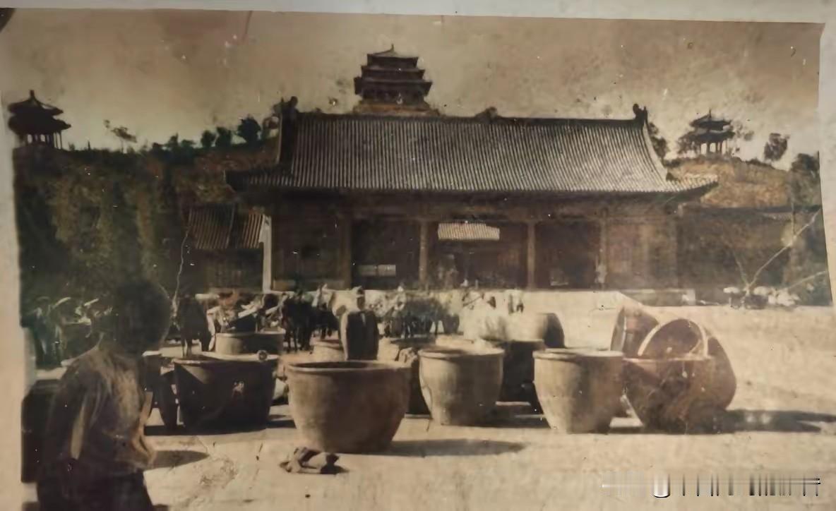 1944年6月19号，日军1800部队的人在故宫北门广场上搬铜缸呢，照片上远处就