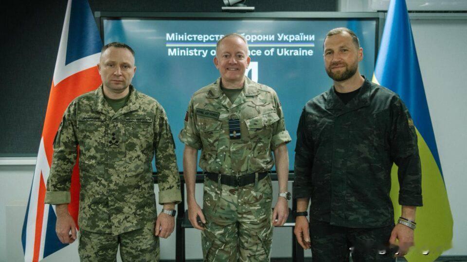 🇺🇦 🇬🇧 乌克兰-英国防务合作

8月1日，乌克兰代理国防部长叶夫根尼