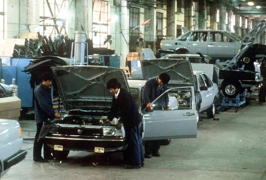 1983年，桑塔纳首次进入中国市场，原本定价8万元，但中方代表直接将价格提高到1