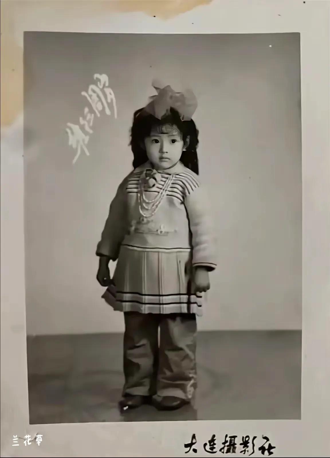 看董洁小时候就是一个美人胚子，精致的五官，圆圆的脸蛋，一双大眼睛充满着机灵劲儿。