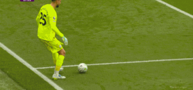 多纳鲁马这个低级失误简直笑死人，本来应该是开大脚给队友，结果被哈弗茨一紧逼，结果