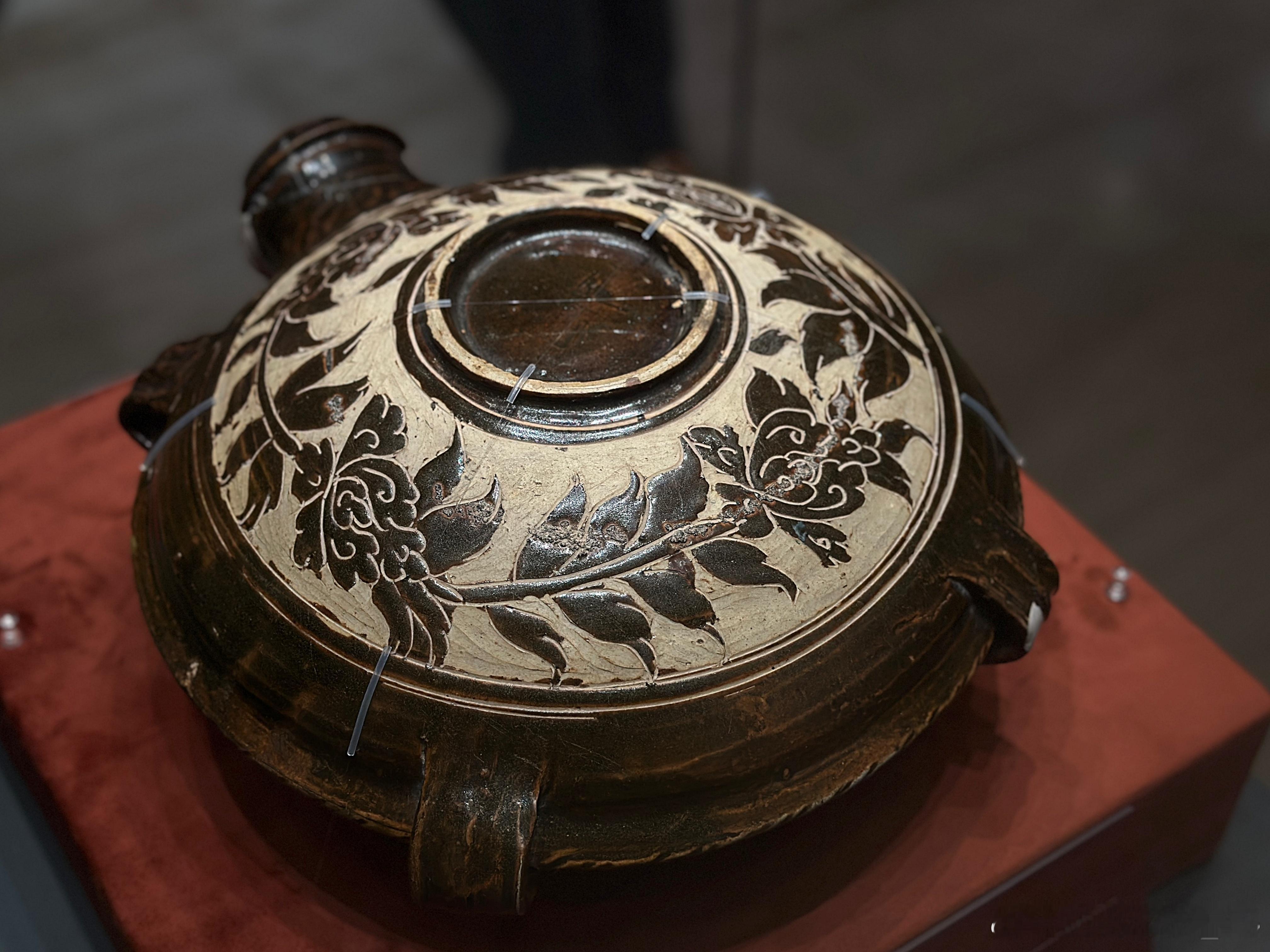 贺兰山下“桃花石” 西夏文物精品展 褐釉剔刻花四系扁壶/西夏海原县博物馆藏扁壶是