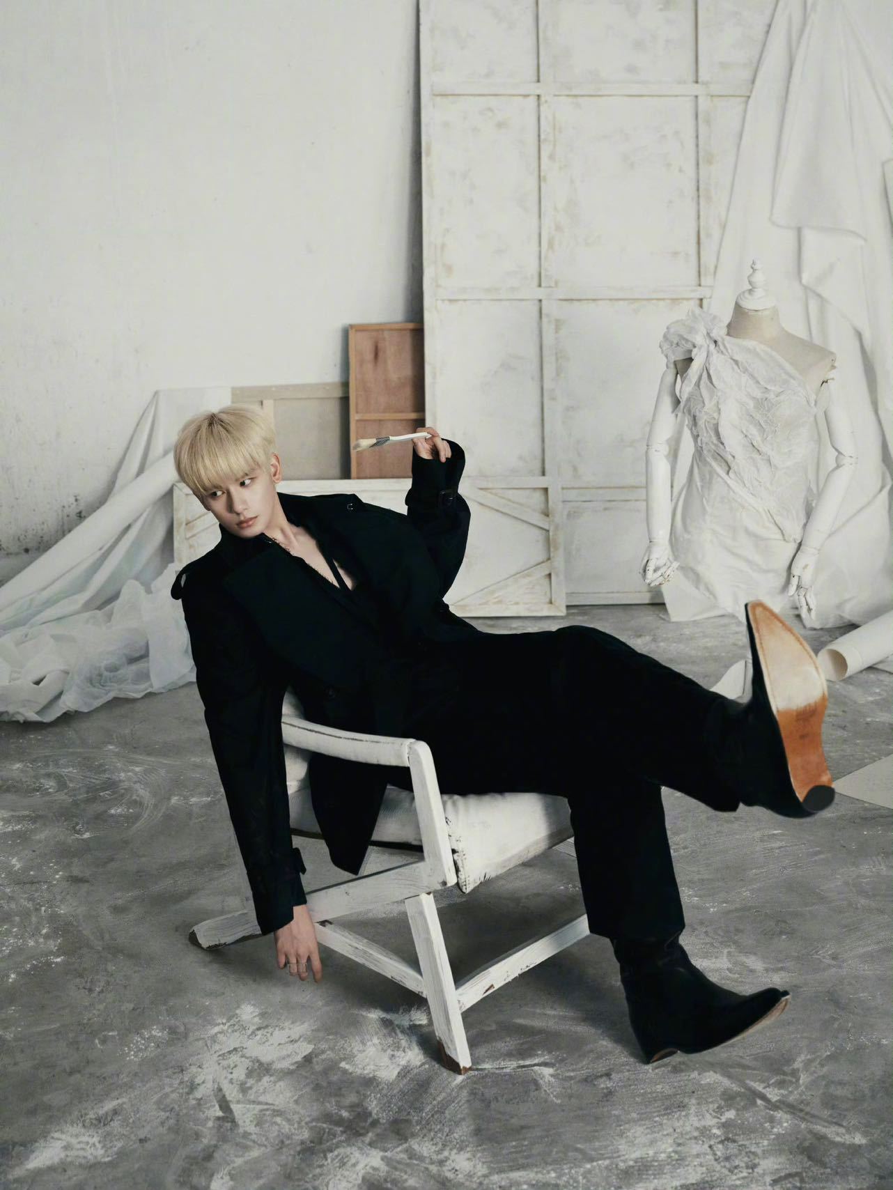 胡先煦 in Maison Margiela 🤍  胡先煦金发深V昨日马吉拉大