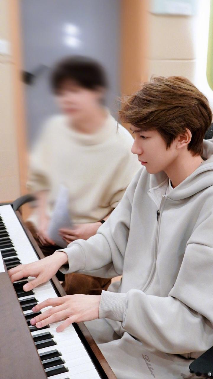 娱乐王源最近的主线任务练练练练王源被锻炼和练习填满的近日 练完身材练声乐 