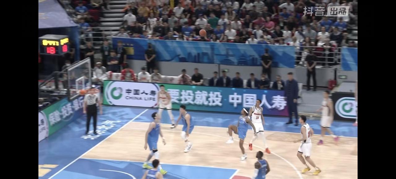 北京40：35领先广东，二队打的非常精彩激烈，只有广东这个有激情球队，才会有这么