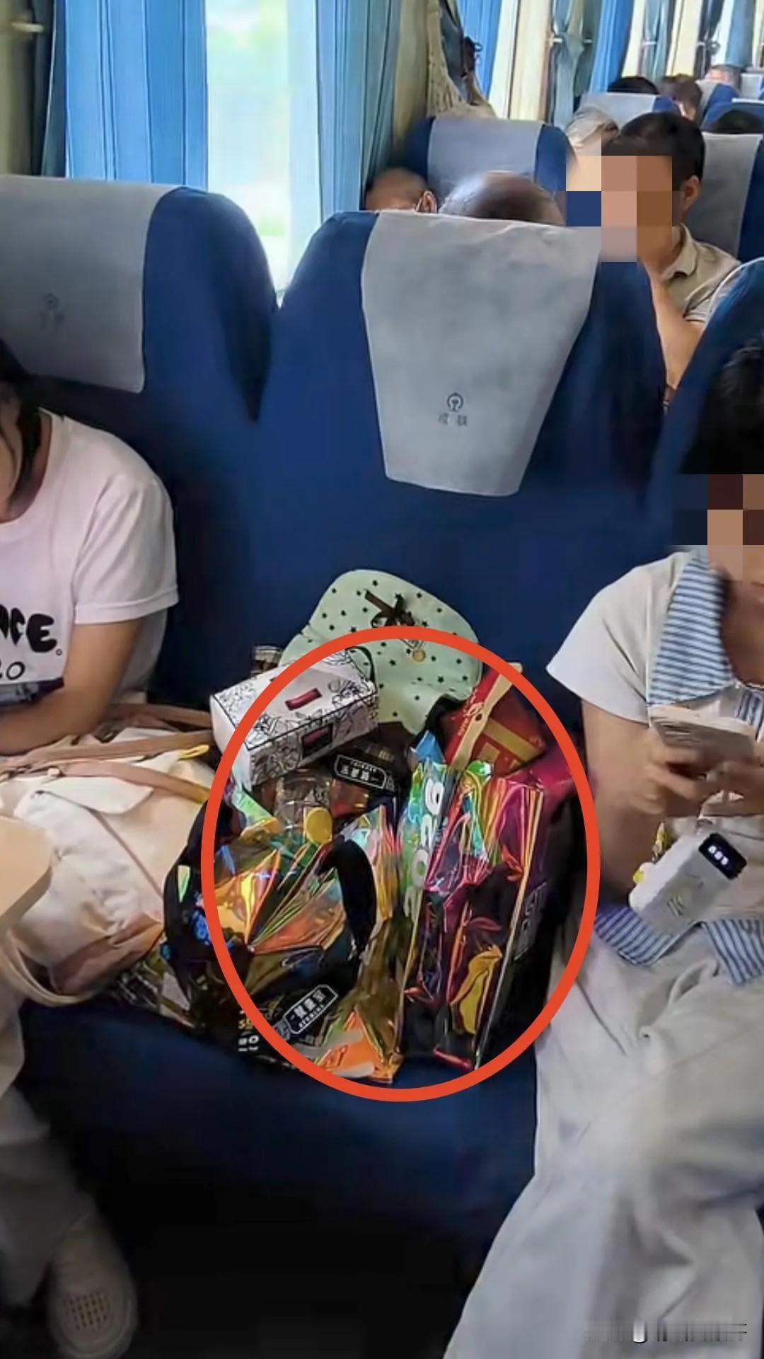 女孩买三座放零食拒让座，网友吵翻该不该体谅
 
近日，一则火车出行的暖心争议事件